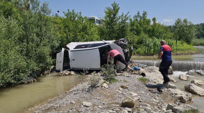  Kontrolden çıkan araç dereye düştü