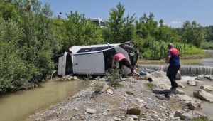  Kontrolden çıkan araç dereye düştü