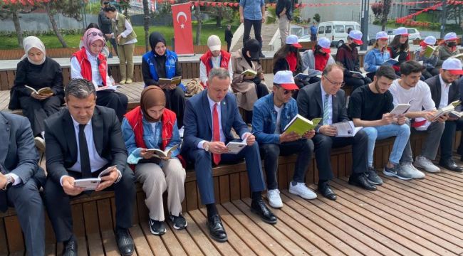 Sahilde kitap okudular, farkındalık oluşturdular