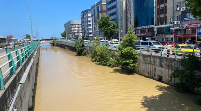 - Kent merkezinde dereler sarıya boyandı