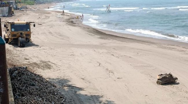 -Sahiller kum temizleme aracı ile temizleniyor