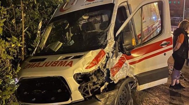  Vakaya giden iki ambulans kaza yaptı: 3 yaralı