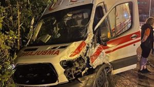  Vakaya giden iki ambulans kaza yaptı: 3 yaralı