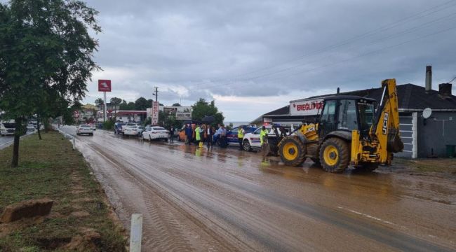 Zonguldak-Düzce yolu sel nedeniyle trafiğe kapandı