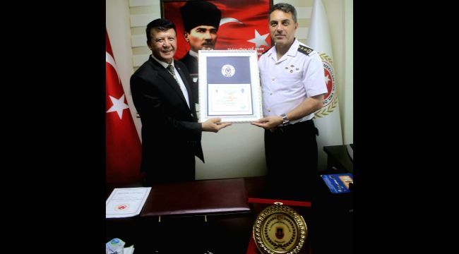 Onur belgesi ve plaket takdim edildi