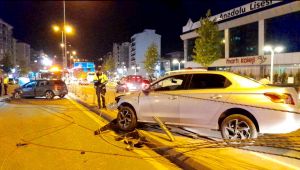 Hastane önünde trafik kazası: 2 yaralı (Video)