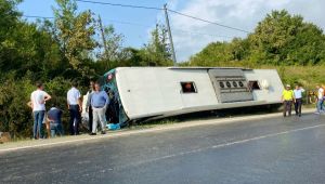 Zonguldak-Bartın yolunda otobüs devrildi 
