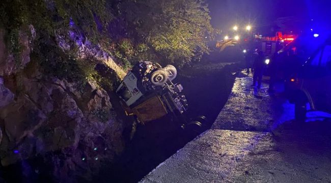 - Kapağı açılmayan kamyonet dereye uçtu, kamyonet sürücüsü yaralandı