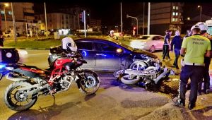 Motosikletle otomobil çarpıştı: 2 yaralı 