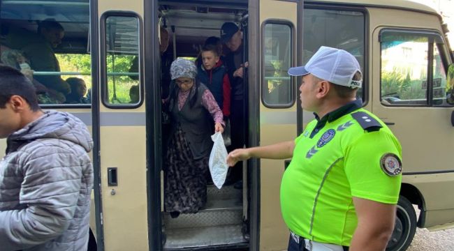 - Polis, ayakta seyahat eden yolcuları tek tek indirdi