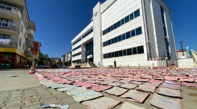  Selde ıslanan resmi evraklar tek tek kurutuluyor