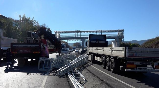 - Tırdan düşen malzemeler kazaya yol açtı: 1 yaralı