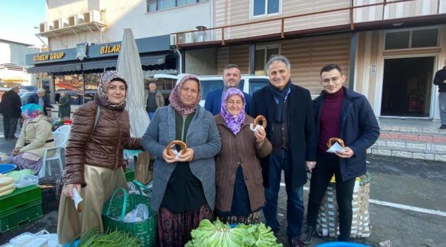 - AK Partililer yerli malı haftasında vatandaşlara simit dağıttı
