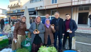 - AK Partililer yerli malı haftasında vatandaşlara simit dağıttı