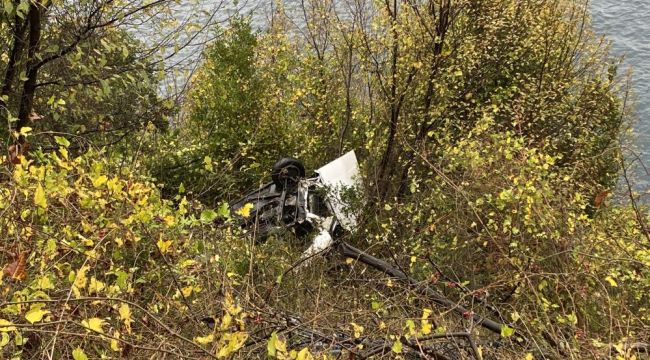 Uçuruma uçan otomobili ağaç dalları kurtardı