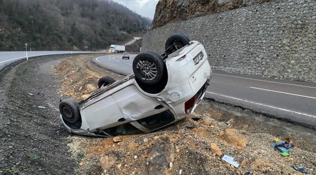 Takla atan otomobilden burunları bile kanamadan çıktılar