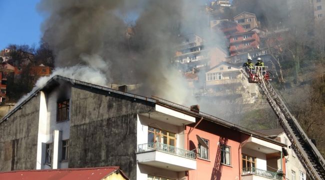  Zonguldak'ta dört katlı evin çatısı yandı