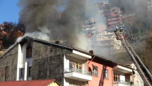  Zonguldak'ta dört katlı evin çatısı yandı