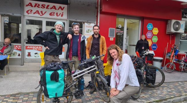 Bisikletle 15 bin kilometre kat eden ekip Alaplı'da