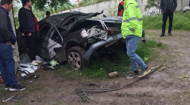  Direksiyon hakimiyetini kaybetti evin bahçesine uçtu: 1 ölü