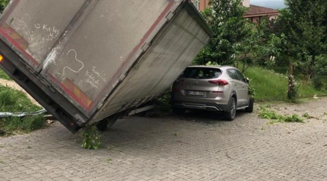 - Freni boşalan kamyon aracın üzerine devrildi