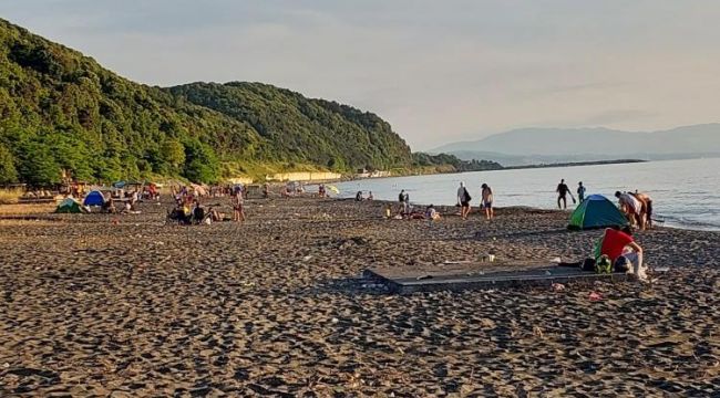 Hava sıcaklığı arttı, vatandaşlar denize koştu