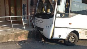 - Kontrolden çıkan halk otobüsü duvara çarptı: 2 yaralı