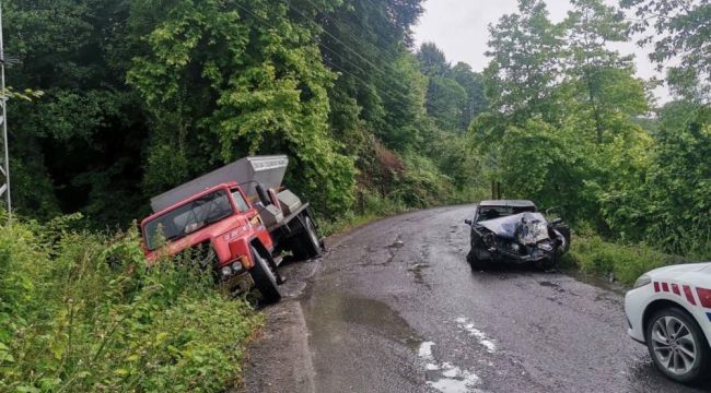 - Otomobil park halindeki kamyona çarptı: 1 yaralı