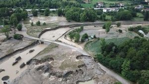 - 6 köyü ilçeye bağlayan yol çöktü