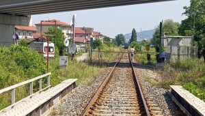 - Demir yolundan karşıya geçmek isteyen kadına yük treni çarptı