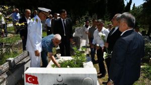 - Kur'an okundu, karanfil bırakıldı