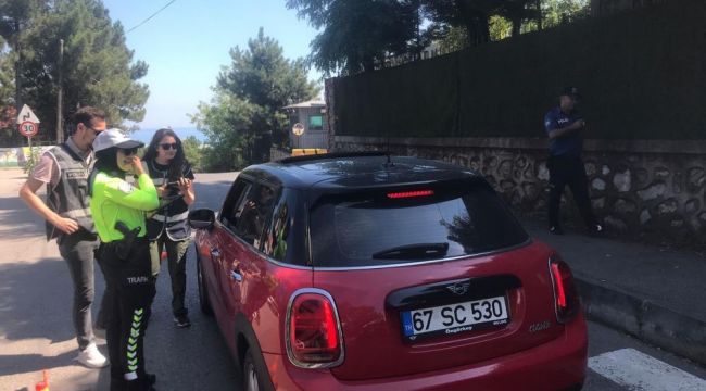 Araçları tek tek durdurdular, kurallar uymayan cezayı yedi