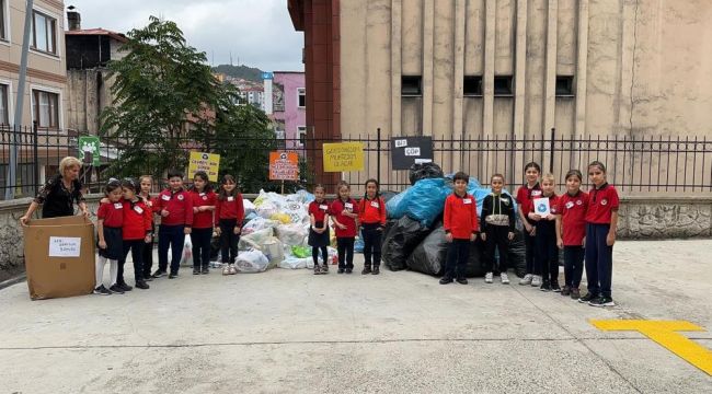 - Plastik atıkları geri dönüşüme kazandırıyorlar