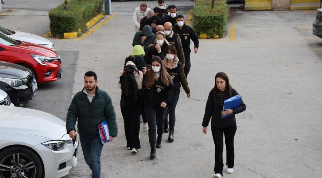 - Dolandırıcılık suçundan adliyeye sevk edilen şahıslardan 3’ü tutuklandı