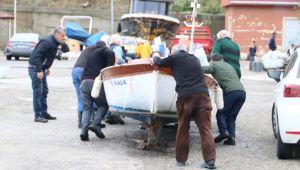 - Korkutan fırtına öncesi tekneleri karadan yürüttüler