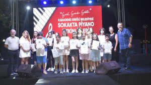 SOKAKTA PİYANO ETKİNLİĞİ İLGİ GÖRÜYOR