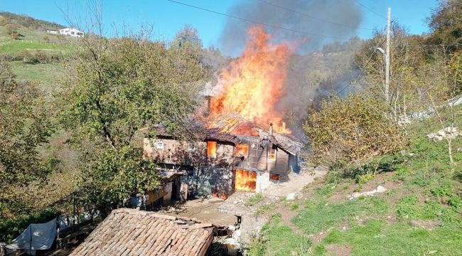 İki katlı ahşap ev tamamen yandı…