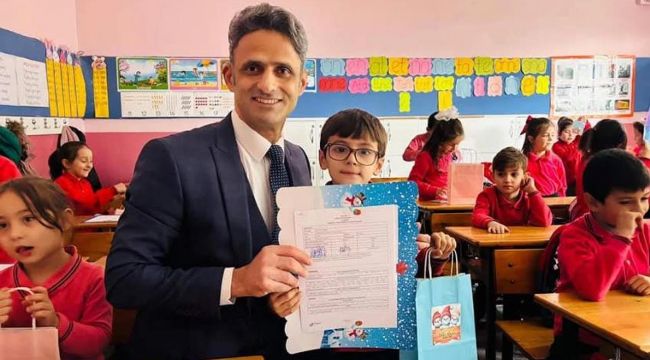 Kaymakam Adem Kaya, köy okulunda karne dağıttı