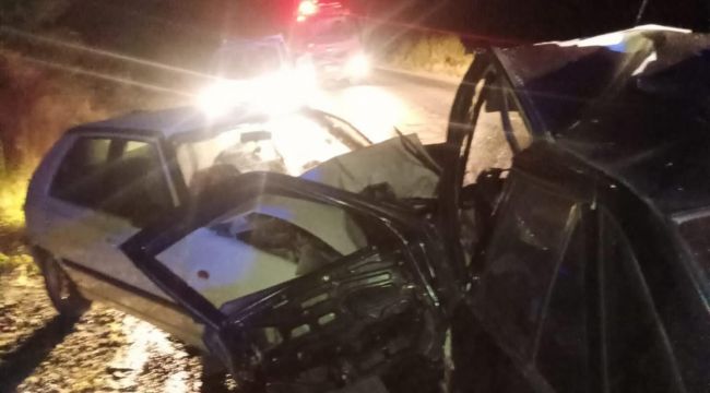 İki otomobil kafa kafaya çarpıştı: 1'i ağır, 2 yaralı
