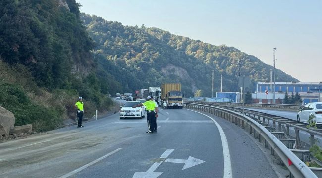 KAYA PARÇALARI KARAYOLUNA DÜŞTÜ
