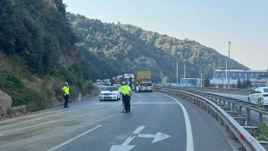 KAYA PARÇALARI KARAYOLUNA DÜŞTÜ