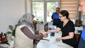 ŞERİF TEYZE PARASINI TESLİM ALDI