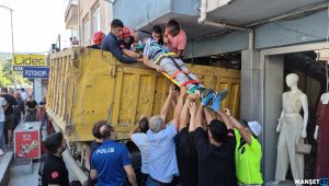 Kamyonun frenleri patladı, dükkana girdi...