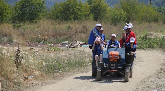 Sporcular çiftçilerle birlikte fındık topladı