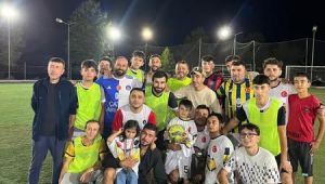 VEFAT EDEN BABASININ FORMASINI GİYDİ VE ONUN YOKLUĞUNU ARATMADI…