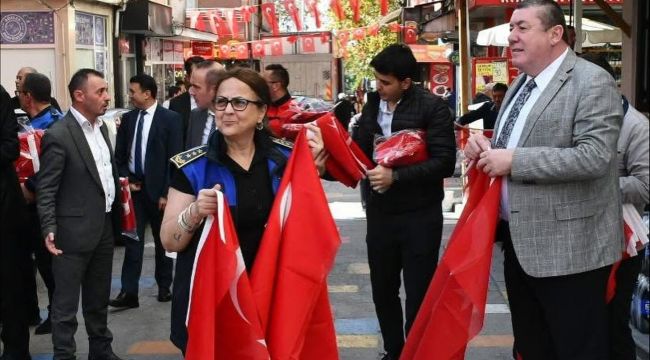 ALAPLI BELEDİYESİ ESNAF VE VATANDAŞLARA BİNLERCE TÜRK BAYRAĞI DAĞITTI.