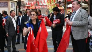 ALAPLI BELEDİYESİ ESNAF VE VATANDAŞLARA BİNLERCE TÜRK BAYRAĞI DAĞITTI.