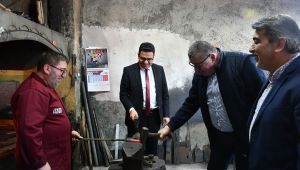 YILIN AHİSİNİ ZİYARET EDİP, DEMİR DÖVDÜLER…