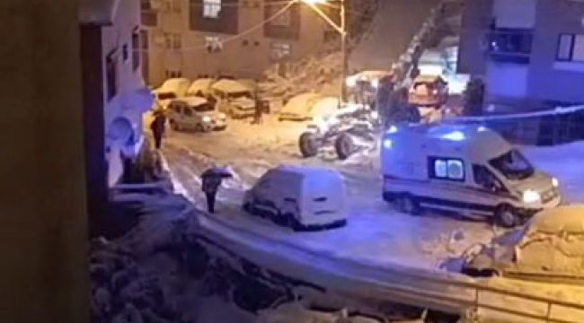 Hastaya ulaşmaya çalışan ambulans yolda kaldı.