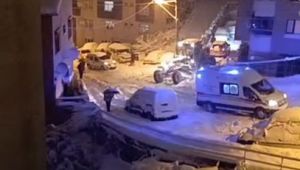 Hastaya ulaşmaya çalışan ambulans yolda kaldı.